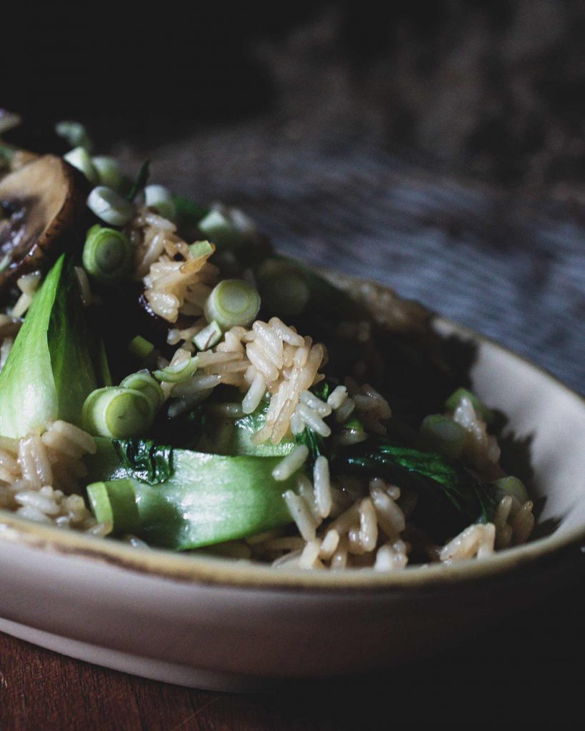 Jasminreis mit Pak Choi, Champignons und Frühlingszwiebeln aus der Pfanne