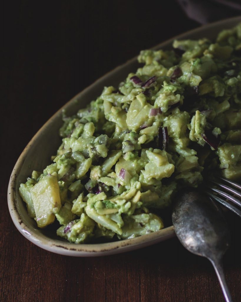 Kartoffelsalat Rezept mit Avocado in einer Schüssel angerichtet.