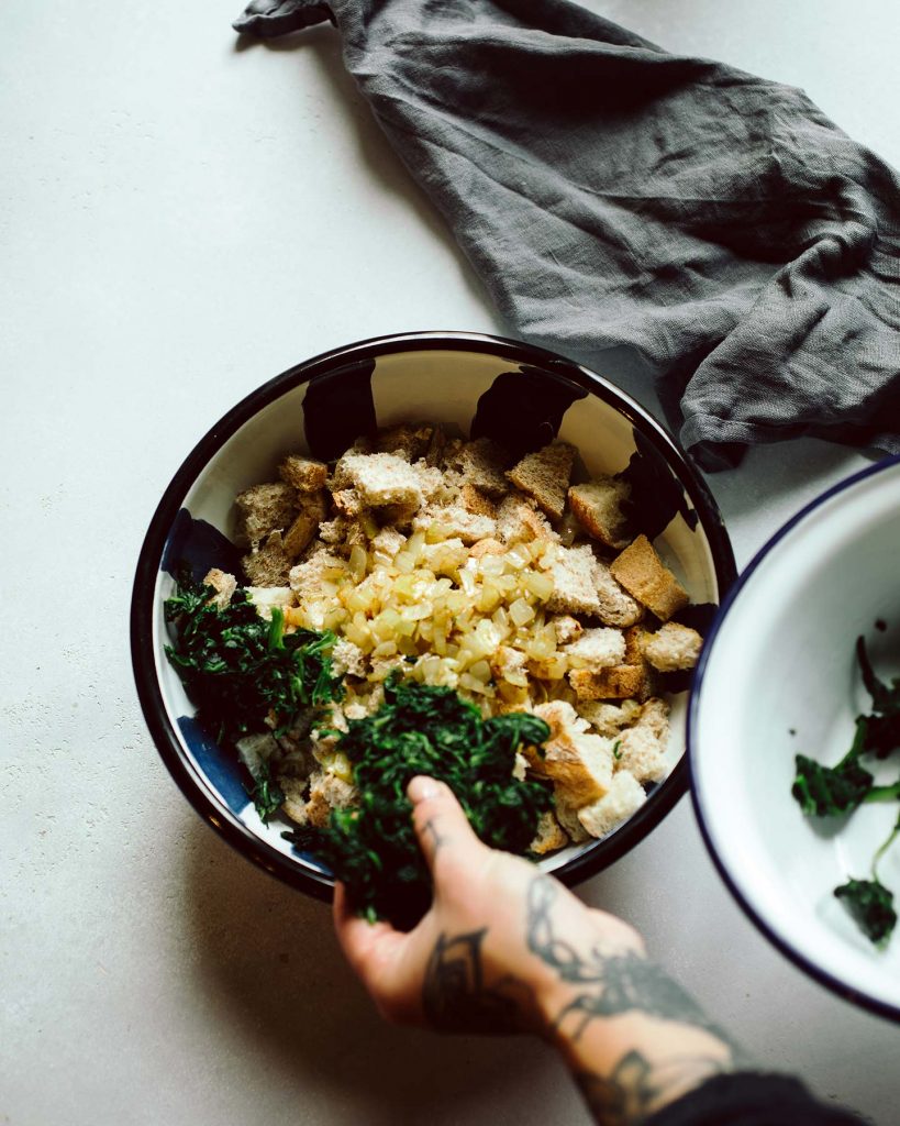 Vegane Spinatknödel serviert mit cremigen Rahmchampignons auf einem Teller