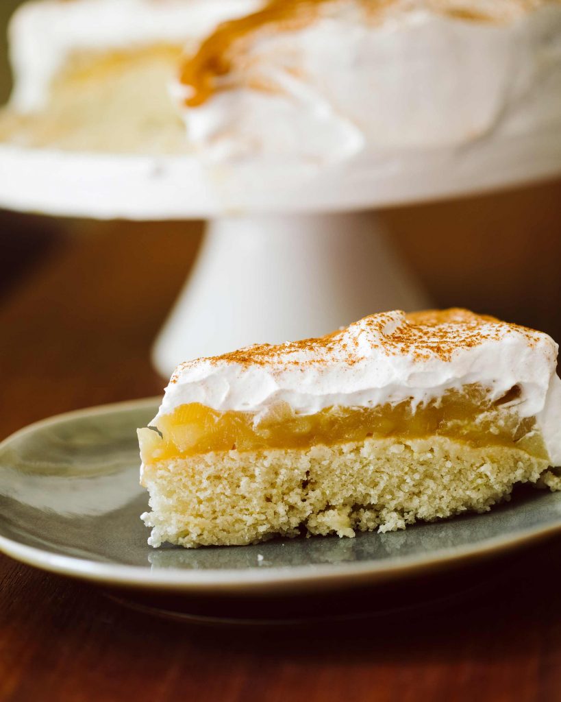 Vegane schwedische Apfeltorte mit cremigem Sahnetopping und Apfelfüllung auf Tortenplatte