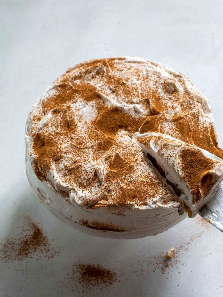 Vegane schwedische Apfeltorte mit cremigem Sahnetopping und Apfelfüllung auf Tortenplatte