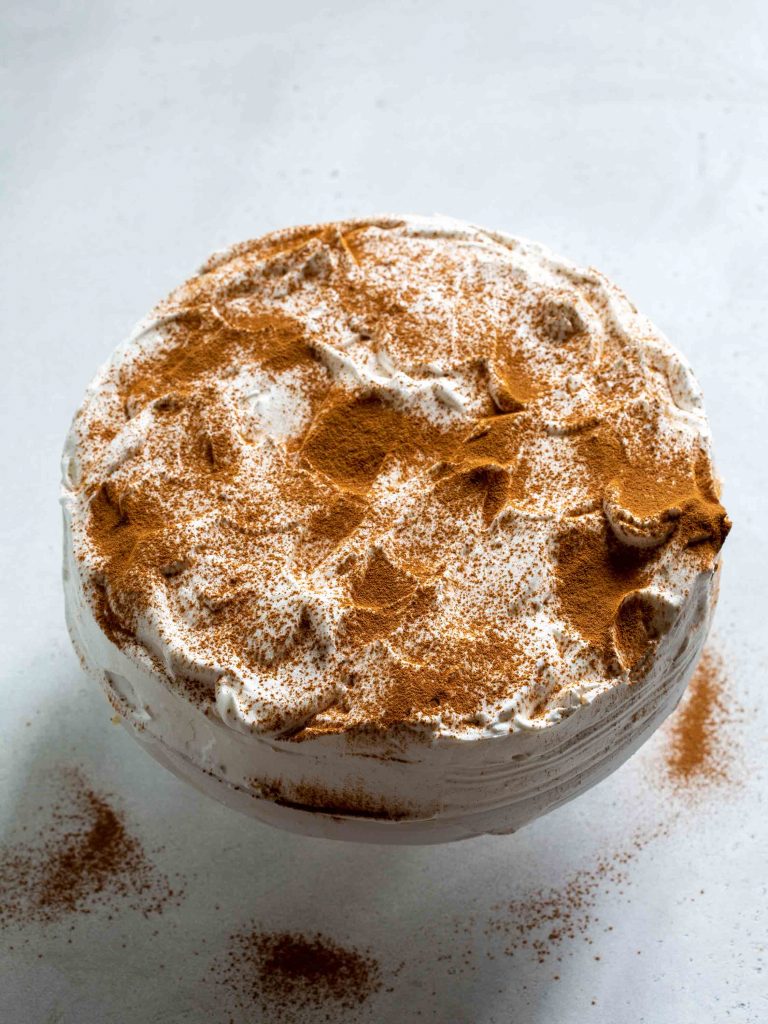 Vegane schwedische Apfeltorte mit cremigem Sahnetopping und Apfelfüllung auf Tortenplatte