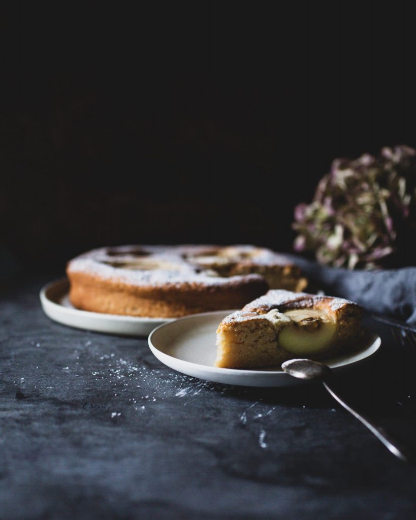 Versunkener Apfelkuchen vegan mit saftigen Apfelhälften in lockerem Rührteig.