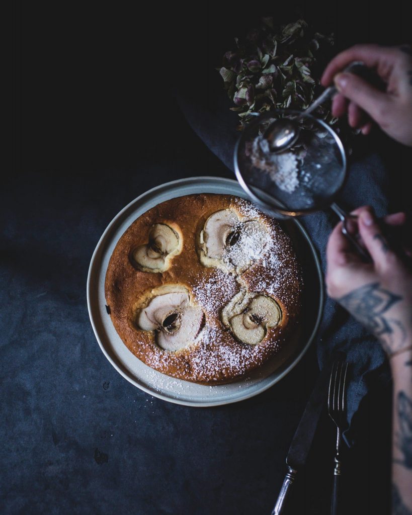 Versunkener Apfelkuchen vegan mit saftigen Apfelhälften in lockerem Rührteig.