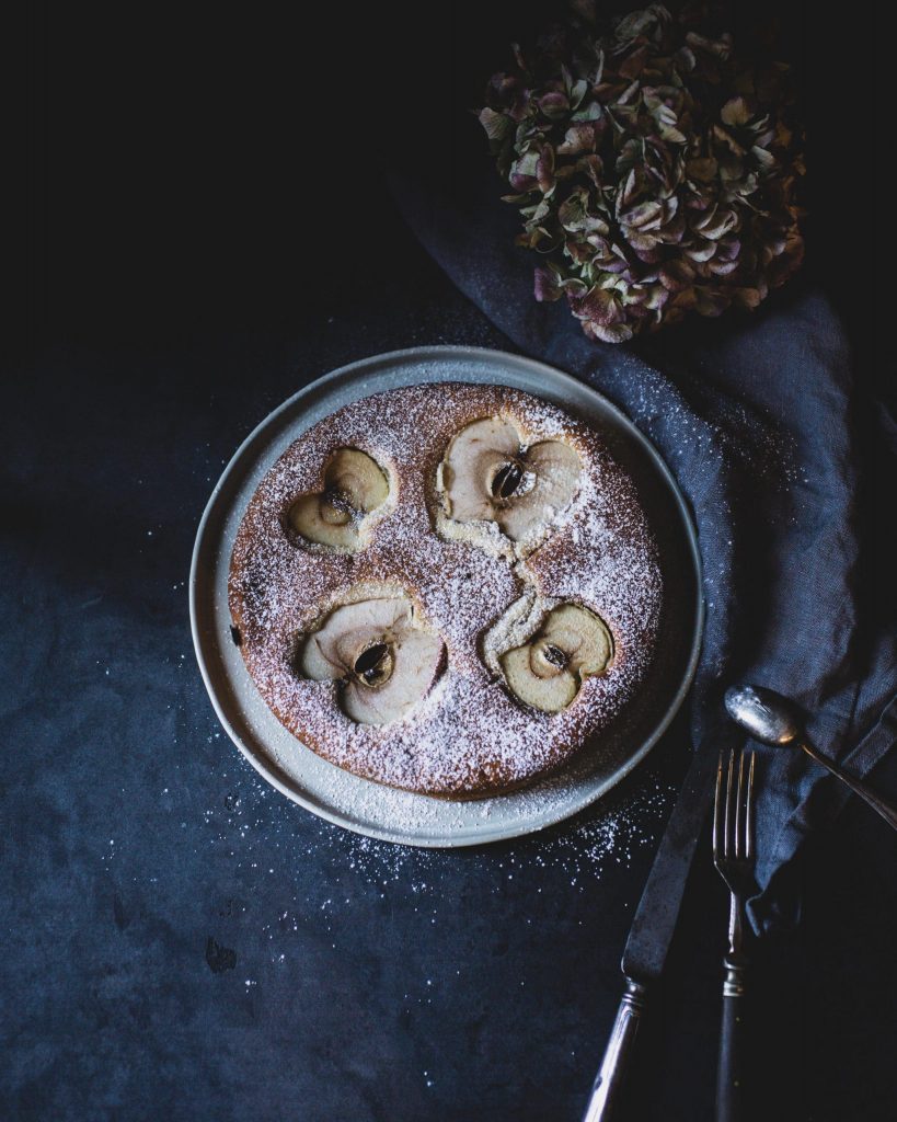 Versunkener Apfelkuchen vegan mit saftigen Apfelhälften in lockerem Rührteig.