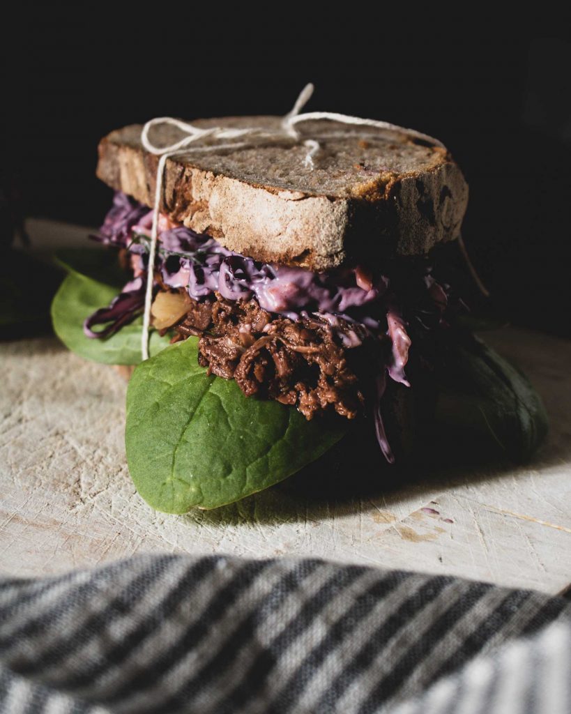 Jackfruit Sandwich mit rotem Krautsalat, Babyspinat und Roggenbrot
