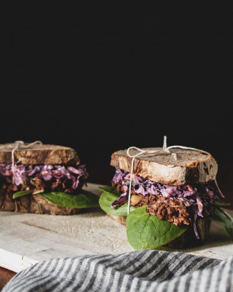 Jackfruit Sandwich mit rotem Krautsalat, Babyspinat und Roggenbrot