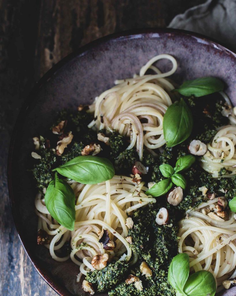 Veganes Basilikum Pesto aus frischem Basilikum und Nüssen