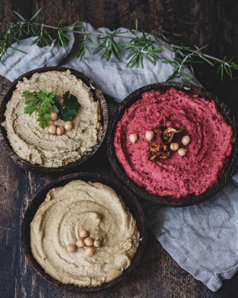 3erlei Hummus mit klassischem Hummus, roter Bete Hummus und Kräuterhummus
