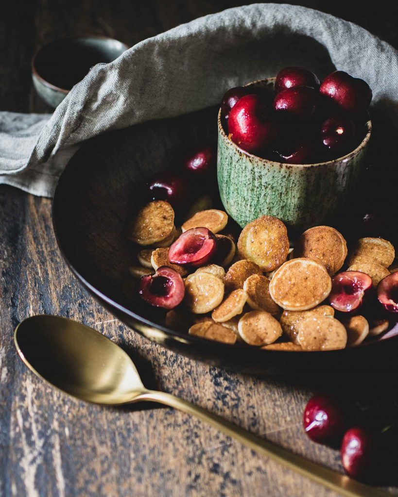 Pancakes Cereal aus veganen Mini Pancakes mit Ahornsirup