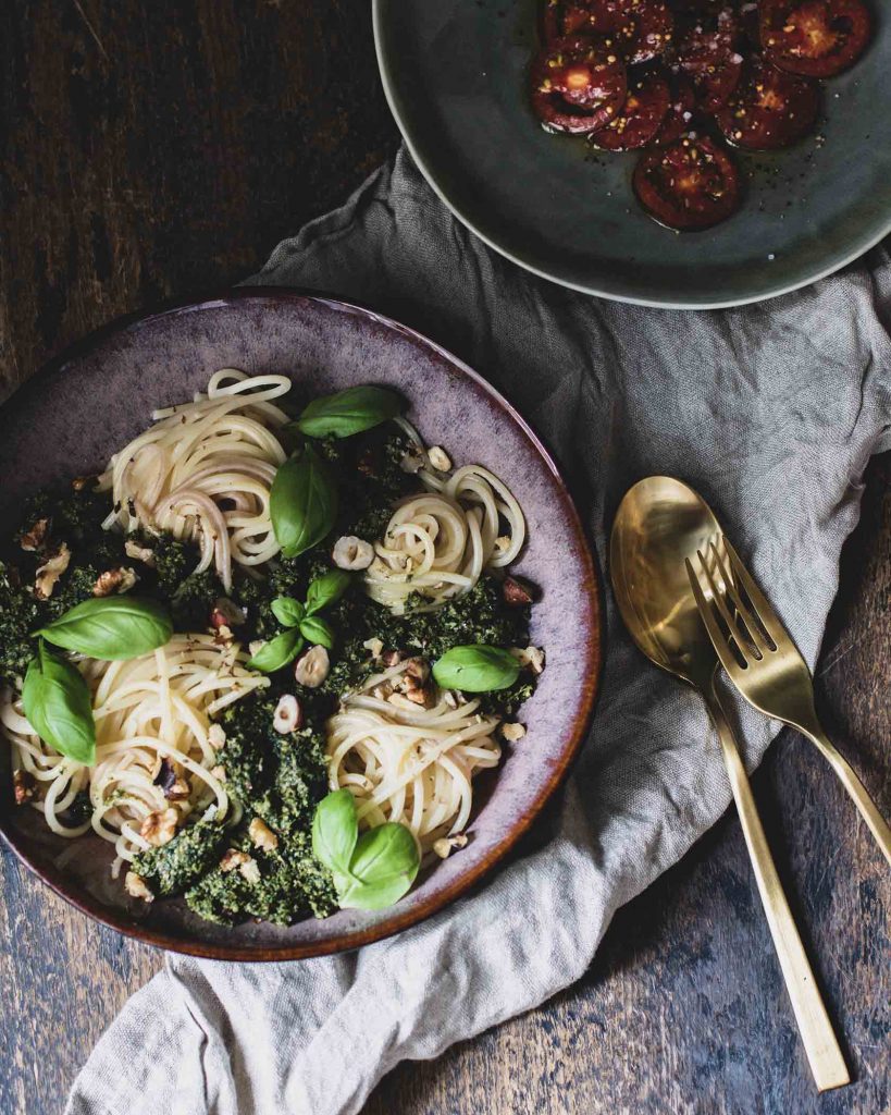 Veganes Basilikum Pesto aus frischem Basilikum und Nüssen